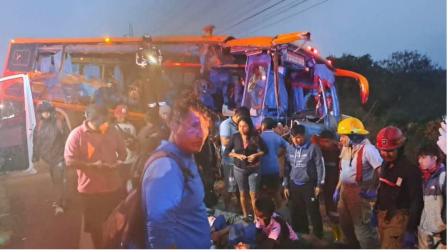 Personal de emergencia atiende a los heridos de un accidente de tránsito entre un bus y un tanquero en Santa Elena, el 19 de agosto de 2026.