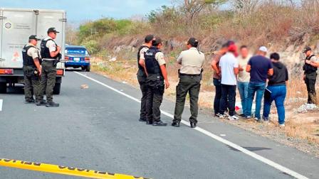 Personal de Criminalística realiza el levantamiento de dos cadáveres en la vía Perimetral de Santa Elena.