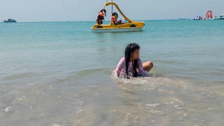Una niña juega en la playa San Lorenzo de Salinas, Santa Elena, el 15 de agosto de 2026.