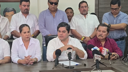 Carlos Falquez Aguilar (centro) junto a dirigentes del movimiento CREO, de Machala, en una rueda de prensa realizada este 19 de agosto de 2026.