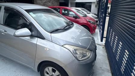 Presunto local de venta de carros que fue clausurado por la AMC, en el norte de Quito.