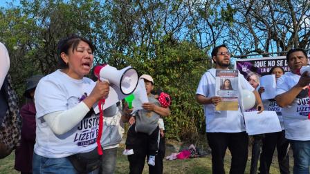Familiares y amigos de Lizeth Bunshi realizan un plantón este 19 de agosto de 2026 en la quebrada del río Machángara, en el centro de Quito.