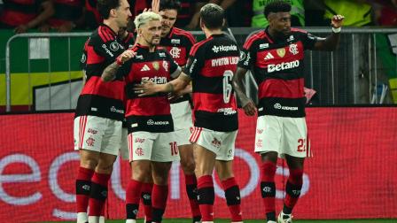 Giorgian de Arrascaeta (10), ofensivo de Flamengo, celebra su gol ante Cruzeiro, el miércoles 19 de agosto de 2026, por la Copa Libertadores.