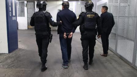 Policías detienen al ciudadano ecuatoriano Wilson Mendoza Barberán en el Aeropuerto La Aurora de Ciudad de Guatemala el 19 de agosto de 2026.