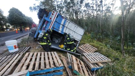 Un tráiler quedó volcado a un costado de la avenida Simón Bolívar, sector El Troje, en Quito, durante un accidente de tránsito el 20 de agosto de 2026.