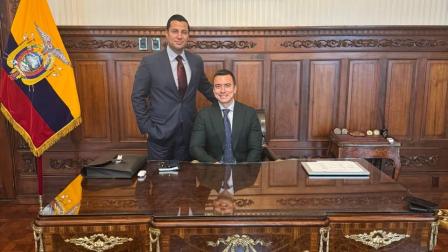 Michael Sensi-Contugi (de pie) junto al presidente de Ecuador, Daniel Noboa, en una foto de archivo en el despacho del mandatario en Carondelet. Imagen divulgada el 20 de agosto de 2026.