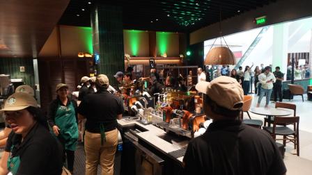 Primer día de operaciones de la nueva cafetería de Starbucks en el centro comercial El Dorado, ubicado en la parroquia La Aurora, Daule, el 20 de agosto de 2026.