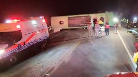 Un bus de pasajeros volcado en una vía de Tungurahua, el 20 de agosto de 2026.