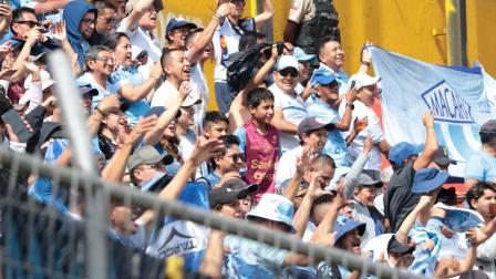 Hinchas de Macará alientan durante el partido entre Aucas y Macará, por la LigaPro, el 26 de julio de 2026.