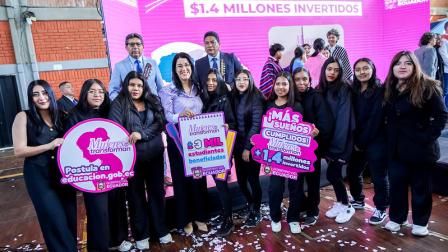 La ministra de Educación, Gilda Alcívar, y jóvenes estudiantes durante la presentación del programa de bonos 'Mujeres que Transforman', el 12 de agosto de 2026.