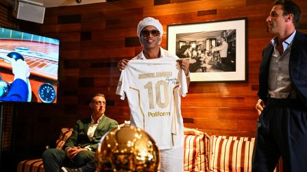Ronaldinho, astro brasileño, muestra la camiseta de su nuevo club, el Ravenna FC, el 23 de junio de 2026, en Miami, Florida.
