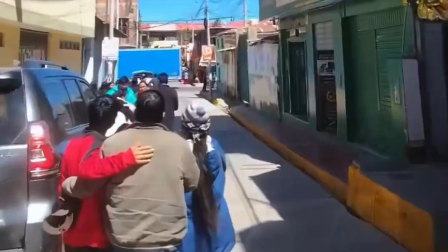 Varias personas se abrazan mientras transcurre el sismo reportado en Ayacucho, Perú, el 20 de agosto de 2026.