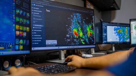 Tecnicos de la empresa municipal SeguraEP de Guayaquil monitorean los eventos climáticos el 17 de agosto de 2026.