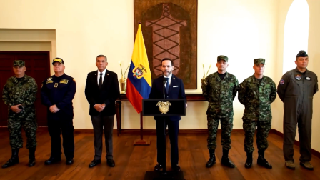 Abelardo de la Espriella (centro), rodeado de la nueva cúpula de las Fuerzas Armadas, nombrada este 20 de agosto de 2026.
