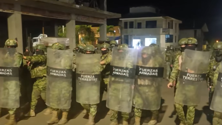 Personal de las Fuerzas Armadas retroceden tras la presión de los habitantes de Guayzimi, cantón Nangaritza, la noche del 19 de agosto de 2026.