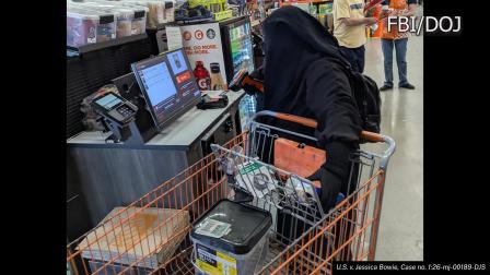 Fotografía cedida por el Departamento de Justicia de EE.UU. que muestra a Jessica Bowie comprando materiales para fabricar un artefacto explosivo destinado a atacar el Capitolio de Nueva York, el 20 de agosto de 2026.