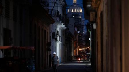 Un hombre camina por un lugar tradicionalmente frecuentado por turistas en La Habana Vieja, que luce desierto debido a la falta de visitantes el 9 de junio de 2026.