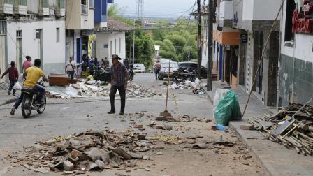 Fotografía del 16 de agosto de 2026 que muestra viviendas con daños causados por el terremoto de magnitud 7,4 del pasado 10 de agosto, en Montenegro, Colombia.