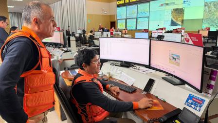 El jefe del Instituto Nacional de Defensa Civil de Perú, Luis Enrique Vásquez, monitorea la situación por el terremoto de magnitud 7,2 en la región andina de Ayacucho, el 20 de agosto de 2026.