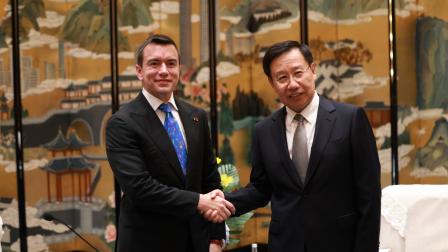 El presidente de Ecuador, Daniel Noboa, estrecha manos con el líder del partido Comunista de Sinchuan, Wang Xiaohui, en Chengdú, China, el 21 de agosto de 2026.