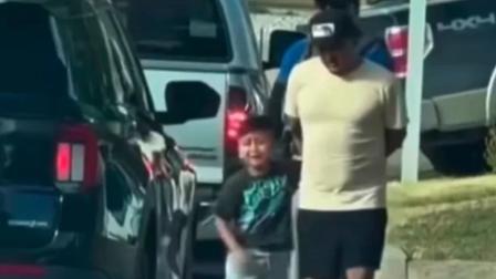 Captura de pantalla del vídeo de la detención del niño Liam Tadeo junto con su padre Víctor, el 16 de agosto de 2026 en Austin, Texas.