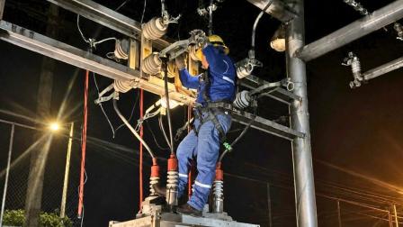 Un técnico de CNEL trabaja en una subestación eléctrica de Guayaquil, el 16 de agosto de 2026.