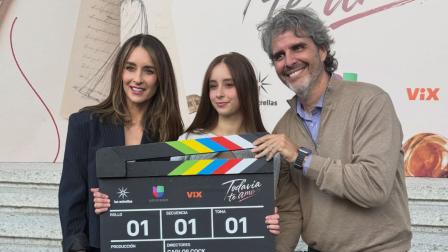 Las actrices Susana González (izq) y Susana Elías, madre e hija; junto al director Juan Pablo Blanco, en la presentación de la telenovela 'Todavía te amo'. 19 de agosto de 2026