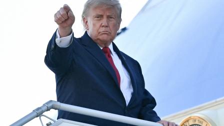 El presidente de los Estados Unidos, Donald Trump, justo antes de abordar el Air Force One, en el aeropuerto de Ginebra, Suiza, luego de asistir a la Cumbre del G7, el 17 de junio de 2026.