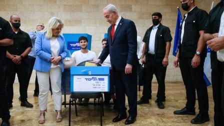El primer ministro de Israel, Benjamín Netanyahu, junto a su esposa en las primarias realizadas previo a las elecciones generales del país, 17 de agosto de 2026.