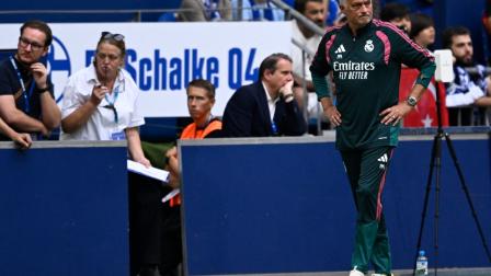 El entrenador portugués del Real Madrid. José Mourinho, reacciona durante un encuentro de pretemporada contra el FC Schalke 04, Gelsenkirchen, Alemania, el 16 de agosto de 2026.