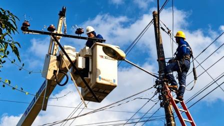 Trabajadores de CNEL realizan labores en una infraestructura eléctrica en Manabí, en agosto de 2026.