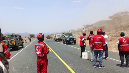 Miembros de la Cruz Roja de Kenia luego del accidente aéreo, en el que murió el director de Inteligencia de Ecuador, Michele Sensi-Contugi, el 19 de agosto de 2026.