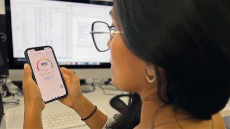 Imagen referencial de una cliente revisando su score en el buró.