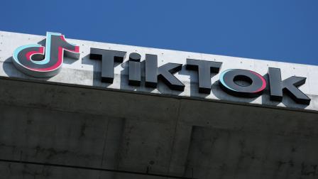 El logotipo de TikTok se muestra en un letrero en el exterior de las oficinas de la empresa de la aplicación de redes sociales TikTok en Culver City, California, el 30 de septiembre de 2025.