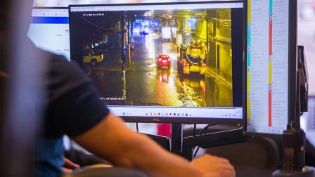 Técnicos de la empresa de seguridad del Municipio de Guayaquil monitorean estragos de las lluvias el 17 de agosto de 2026.