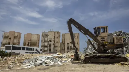 Una máquina de recolección de escombros trabaja en una zona afectada por los terremotos del 24 de junio de 2026, en Catia La Mar (Venezuela).