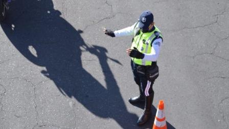 Un uniformado de la Agencia Metropolitana de Tránsito (AMT) durante un cierre vial en Quito en agosto de 2026.