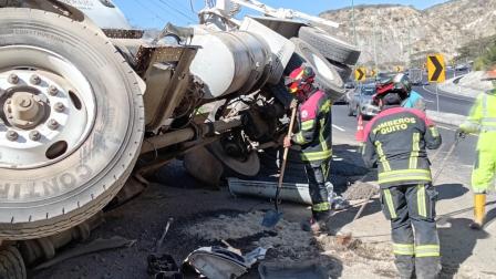 Un camión se volcó en la vía Guayllabamba-Quito, este 22 de agosto de 2026.