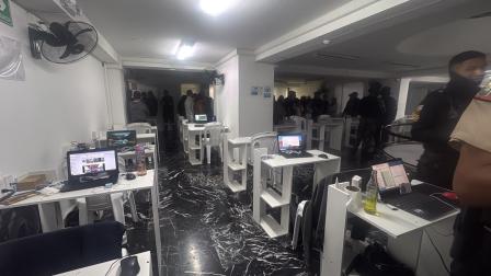 La Policía allanó las oficinas de un call center presuntamente utilizado para llamadas de extorsiones dentro y fuera de Ecuador, este 21 de agosto de 2026.