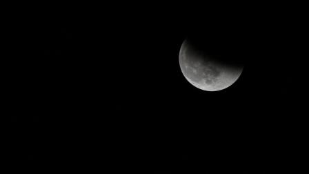 Fotografía de archivo de un eclipse lunar parcial.