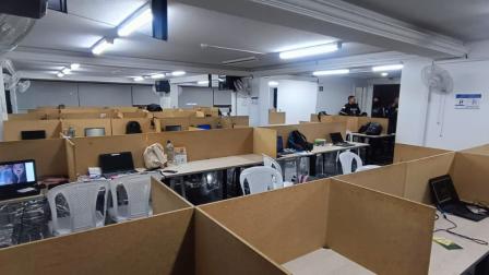 Oficinas de un call center clandestino, allanado este 21 de agosto de 2026 en Quito, que supuestamente se usaba para extorsionar a deudores de aplicaciones de préstamos.
