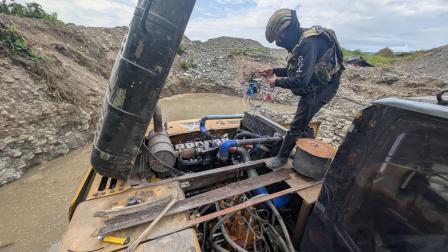 Un soldado del Ejército Ecuatoriano inspecciona una excavadora ocupada para la minería ilegal en la parroquia de Puerto Napo, cantón Tena, provincia de Napo, en una fotografía publicada el 22 de agosto de 2026.