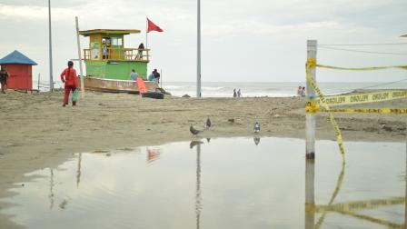 Archivo. Un puesto de salvavidas muestra una bandera roja durante un oleaje fuerte en una playa de Manabí.