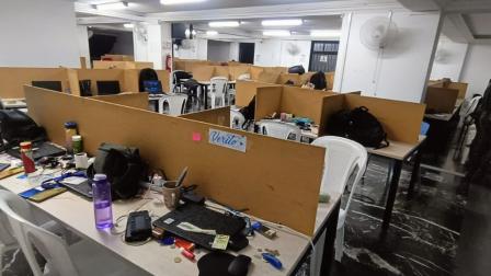 Oficina de un call center allanada por la Policía el 21 de agosto de 2026 en el centro norte de Quito.
