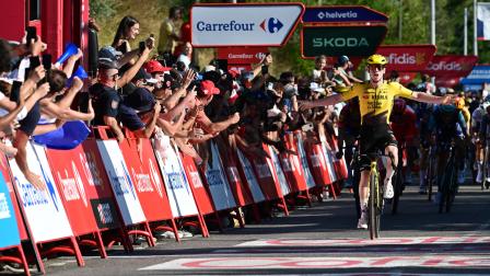 Matthew Brennan festeja en la meta de la Etapa 2 de la Vuelta a España, el 23 de agosto de 2026.