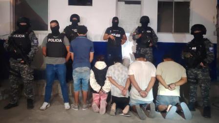 Cuatro adultos y un adolescente fueron aprehendidos tras el hallazgo de dos cuerpos en Santa Elena.
