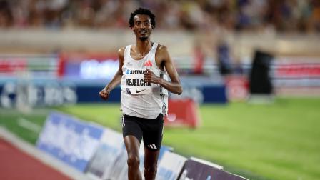 El etíope Yomif Kejelcha, durnate una carrera, el 11 de julio de 2025.