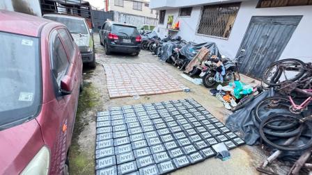 Un operativo de la Policía Nacional en el sector Bombolí, Santo Domingo, permitió decomisar 302 paquetes de cocaína que se encontraban dentro de un vehículo en sacos de yute y ocultos en caletas.