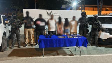 Alias 'Andy', alias 'La J' y otros tres sospechosos aprehendidos luego de un operativo policial en el cantón Rioverde, provincia de Esmeraldas, el 23 de agosto de 2026.