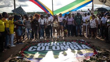 Personas se reúnen durante un evento para agradecer por la ayuda humanitaria recibida en Quibdo, Colombia, luego del terremoto de magnitud 7,4, el 21 de agosto de 2026.